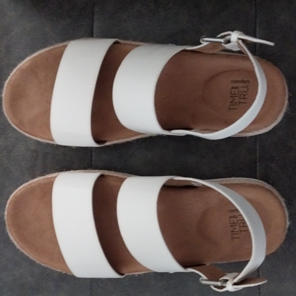 Brand new women's never been worn sandals